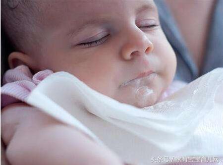 宝宝溢奶是怎么回事？吐奶溢奶的区别新手妈妈们都知道吗？