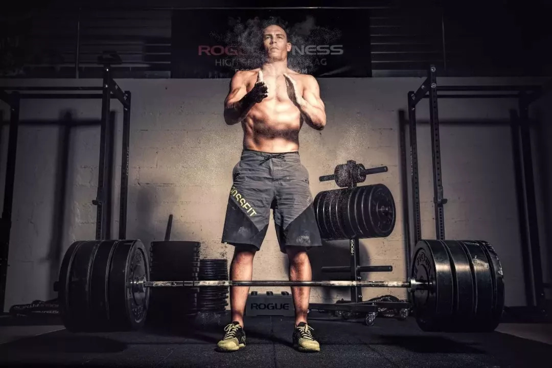 新人健身房健身一周训练计划,一周健身计划加自由搏击如何安排