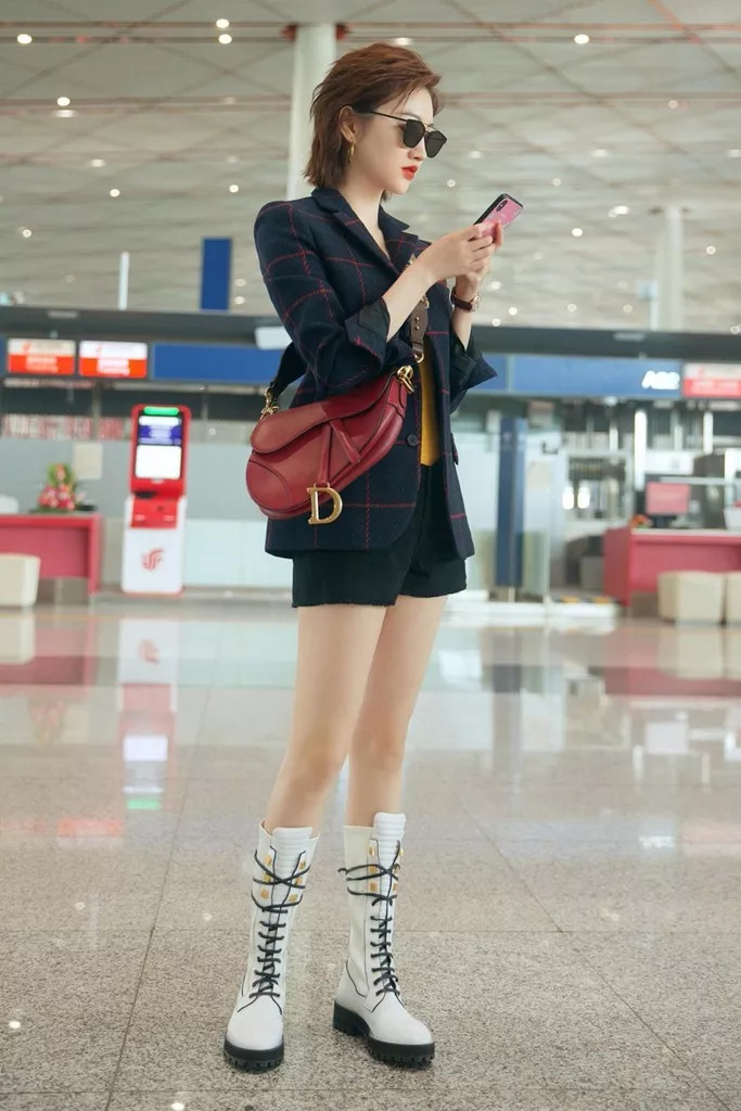 马思纯穿红格装潮味十足气质清新,秦岚当打之年穿搭