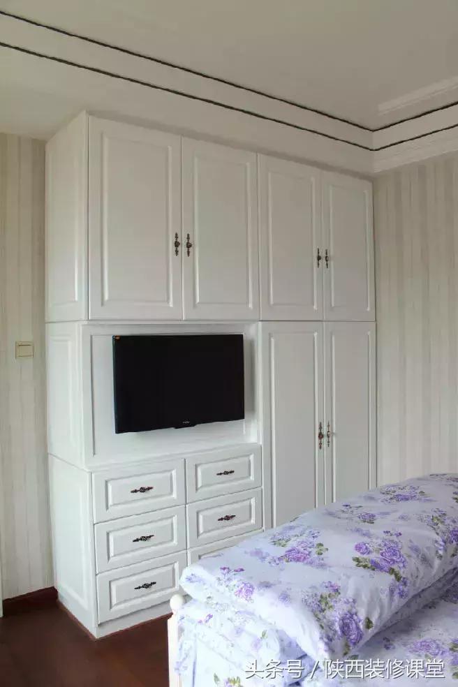 三个卧室的衣柜定制多少钱,卧室衣柜成品好还是定制的好