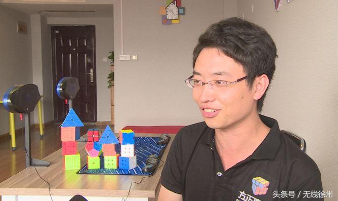 世界顶尖魔方高手拼魔方的方法,魔方挑战1分钟还原12个魔方