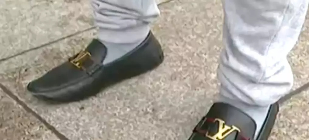 三千多买的鞋穿十几次就开胶裂底,一千多买的鞋不到两个星期开裂