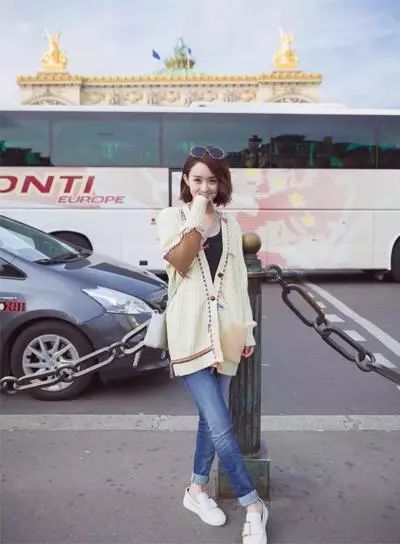 毛衣小香风外套怎么搭配最好看,杏色毛衣过膝长裙搭配什么外套