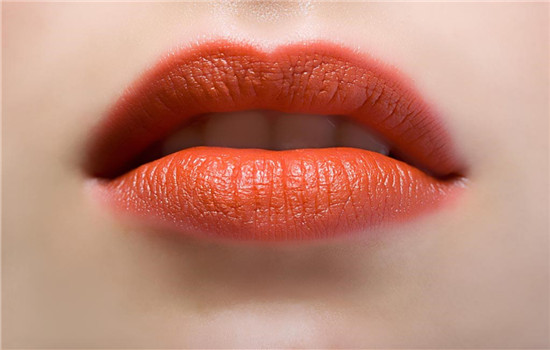 怎么改善唇纹唇部护理,淡化唇纹唇部去黑护理