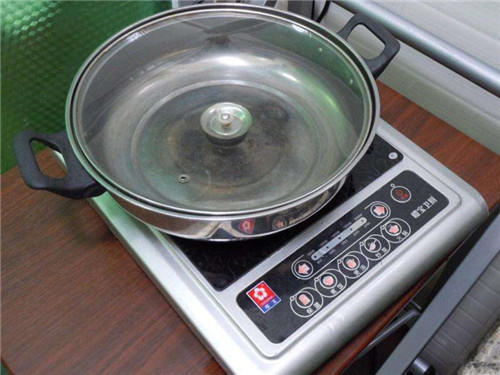 电磁炉上可以放铁皮再放陶瓷锅吗,电磁炉上放铁片可以吗