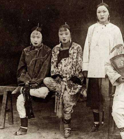 分享历史老照片三寸金莲,三寸金莲的清朝娘娘正脸