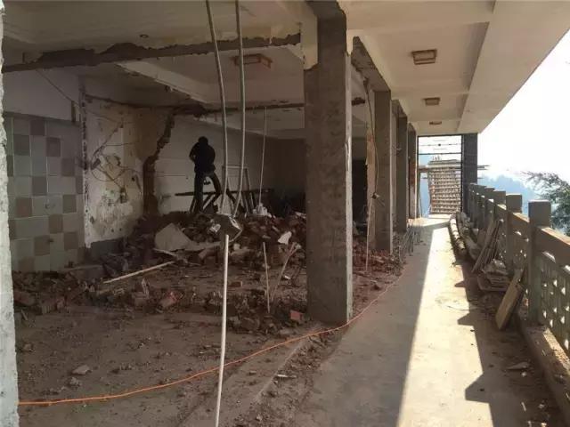 她和发小在500米悬崖边盖了云中小屋，走吧，这次我们一起去看云~