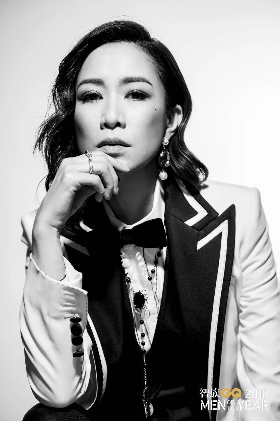 聂远红毯打苍蝇喜提微博热搜,追星赢家聂远小s