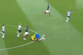 像内马尔一样翻滚，并不可耻，其实这是足球巨星的一堂必修课