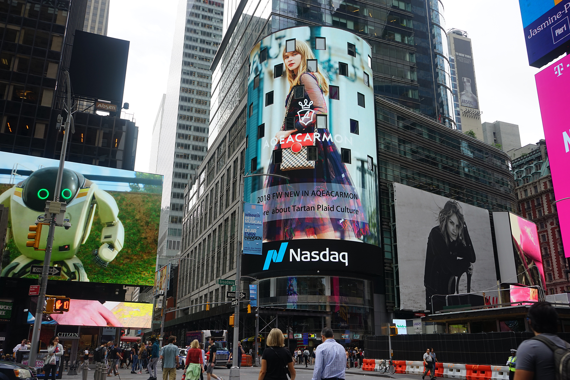 雅格上美亮相纽约时代广场，向世界呈现方格文化的更多表达方式！