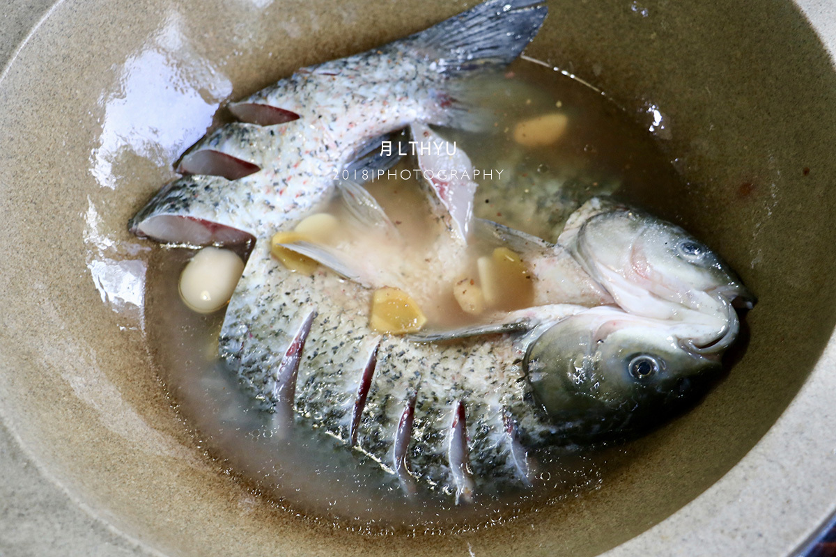 云南汽锅鱼为什么用草帽,云南十八怪草帽当锅盖图