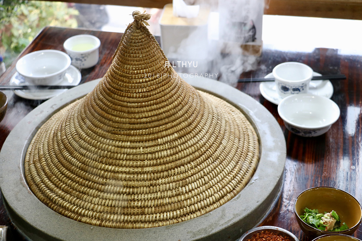 云南汽锅鱼为什么用草帽,云南十八怪草帽当锅盖图