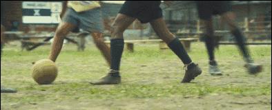 他用双脚让国家停战，这个男人我们等了40年！