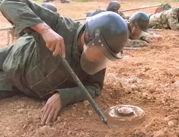 男子腹痛到医院就诊结果震惊,男子腹痛难忍医生一查