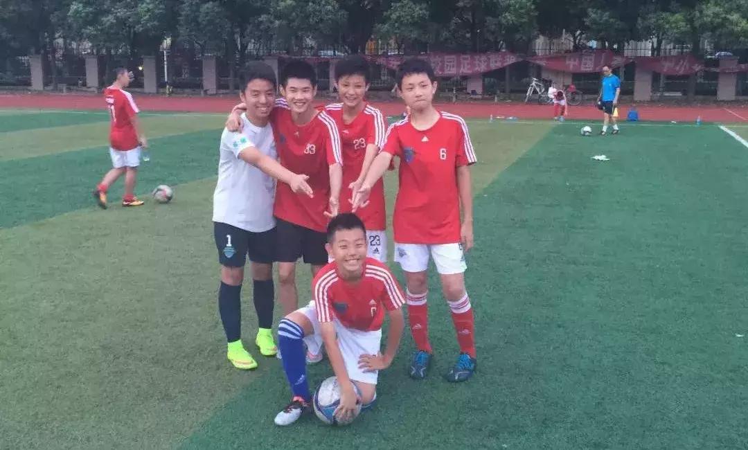 踢球真的没出路吗,足球如何才能称得上球王