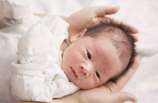 刚出生7天的女婴来月经,刚生下来的女婴来姨妈正常吗