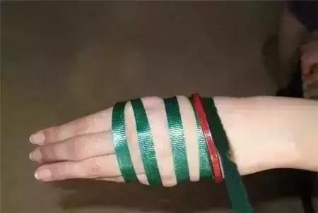 手镯戴不进手上怎么办,手镯胖了摘不下来有什么玄学