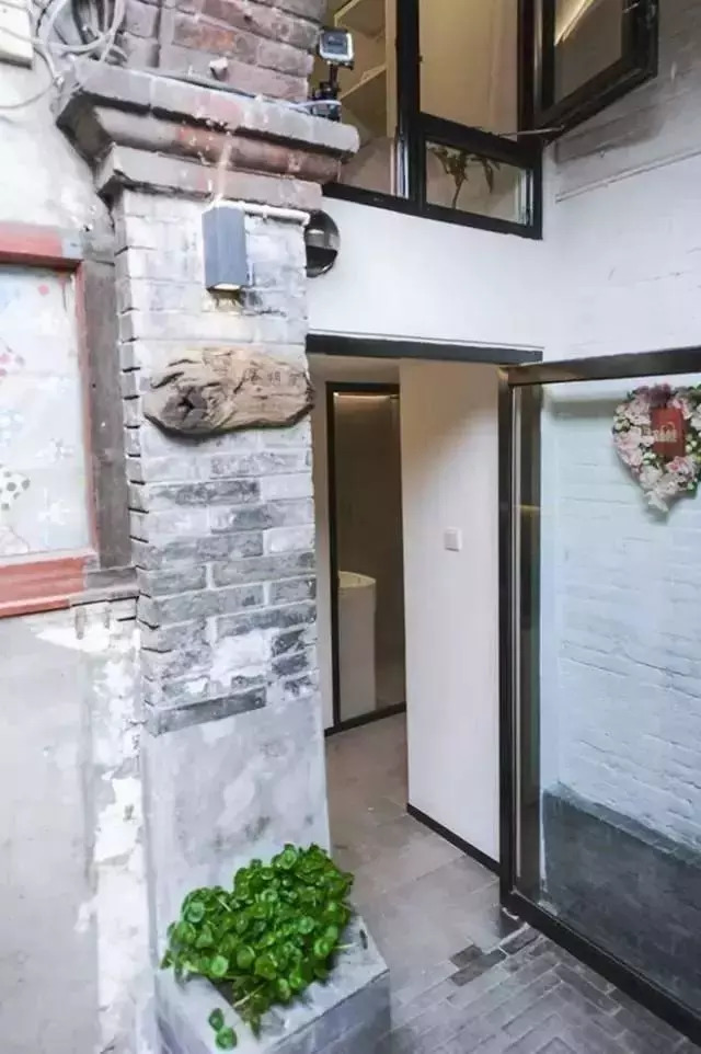 两对夫妻挤19平老宅，丈母娘和女婿5人同睡，毫无隐私！