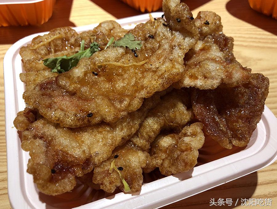 从这里打包4盒炒菜，回家路上，我没忍住偷吃了好几口！