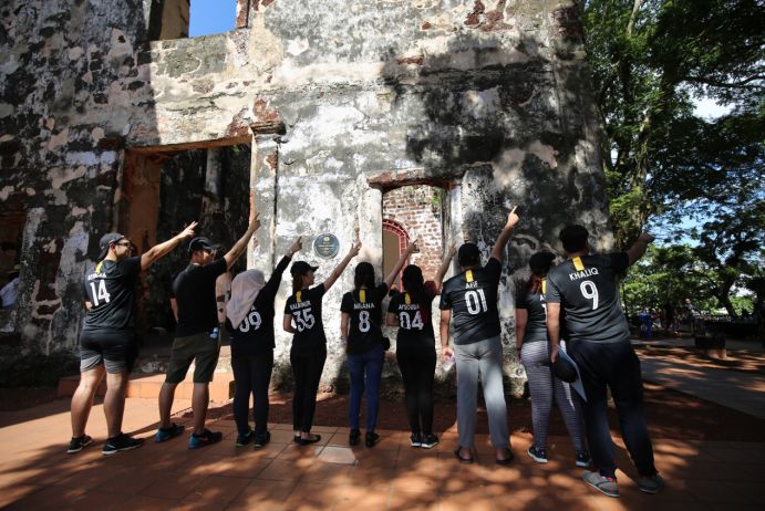 一门之隔却是两个世界,一门之隔两个世界意思