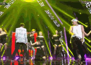 这就是爱！性感女神为小男友痴狂惨被炒鱿鱼，终于可以秀个够了？