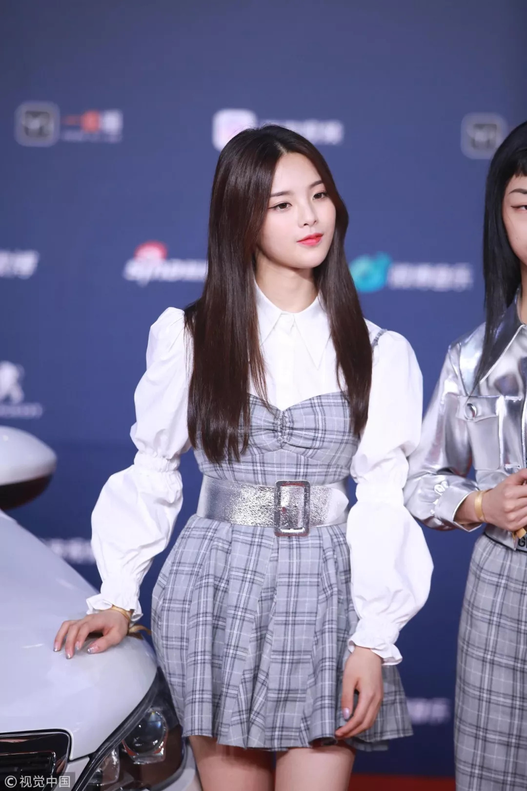 初秋的“C位”是杨超越的格子还是王丽坤的条纹？