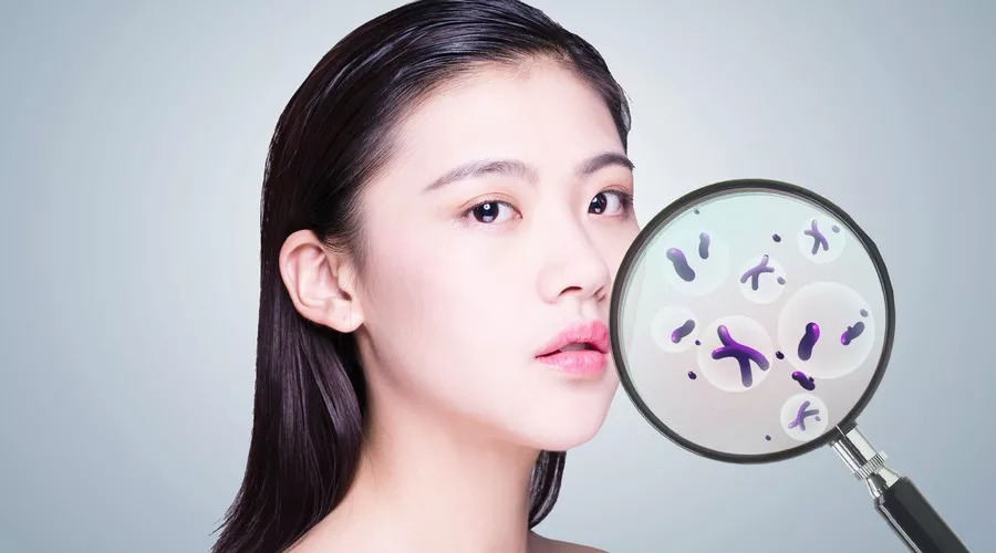 鼻子两边起皮屑白点越抠越多,宝宝鼻子有小白点是什么原因