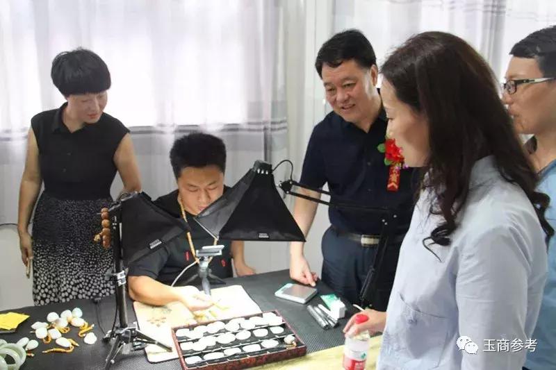 7000玉商*制抵**直播售玉，有人赞同，有人反对，你咋看