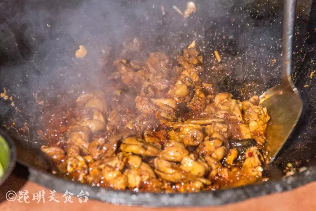 藏在昆明老厂房里的柴火鸡，一款酱料价值百万，连续排队5年