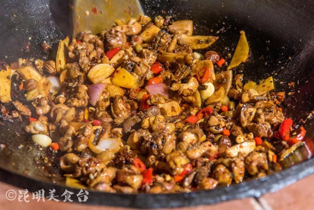 藏在昆明老厂房里的柴火鸡，一款酱料价值百万，连续排队5年