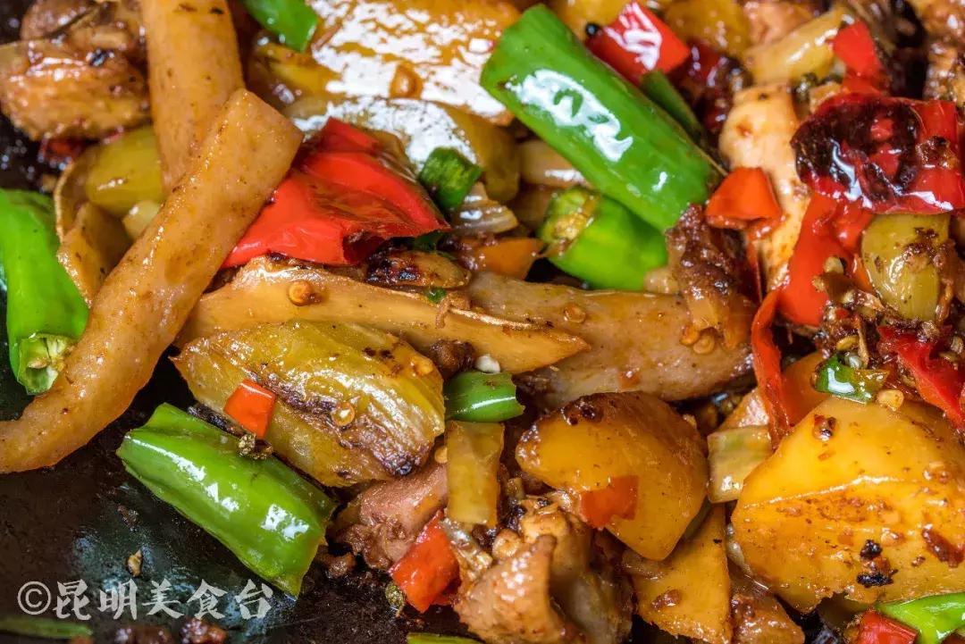 藏在昆明老厂房里的柴火鸡，一款酱料价值百万，连续排队5年