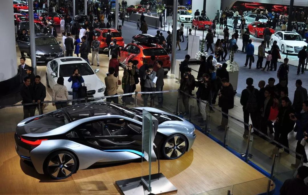 女车模卖车坐后备箱视频,卖车女车模