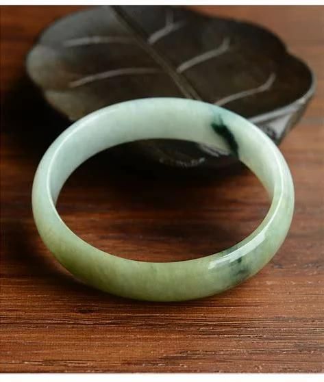 女人和玉石有着天然的缘分,女人和玉镯的唯美句子