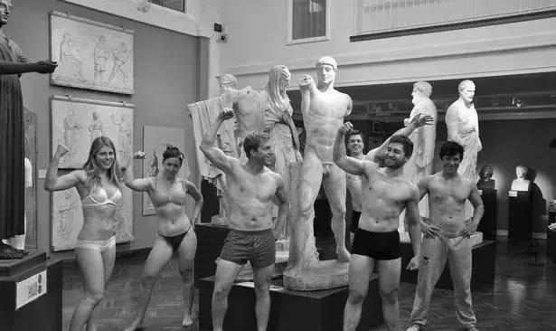 学霸为爱全果出镜？一年一度的剑桥火辣写真又来了！