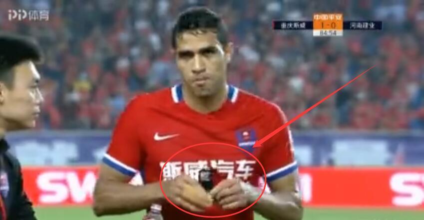 广东外援在场边吃雪糕,中超外援吃东西视频