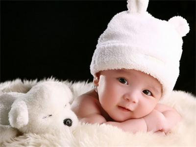 湿疹后皮肤白一块,宝宝湿疹涂药后皮肤一块块白的