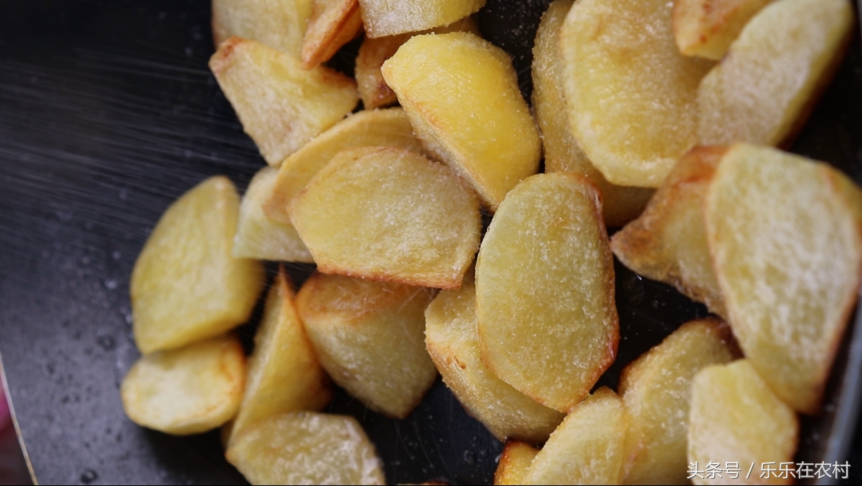 炕洋芋怎么做的酥脆,街边小吃锅巴土豆教程