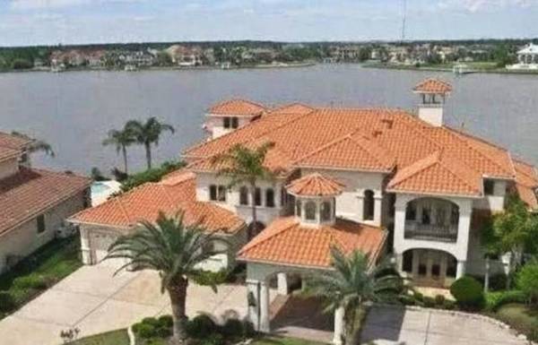 球王梅西别墅,梅西自带足球场的别墅