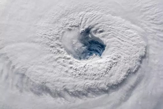 飞行员怎么应对台风的呢,飞机飞行时如果遇见台风怎么办