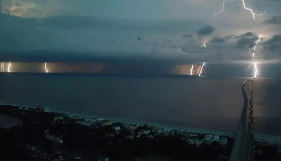 飞行员怎么应对台风的呢,飞机飞行时如果遇见台风怎么办