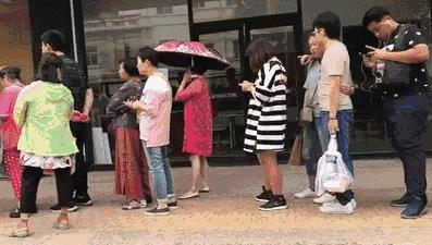 排队3小时，人均200+，卫嘴子说：“我乐意！”