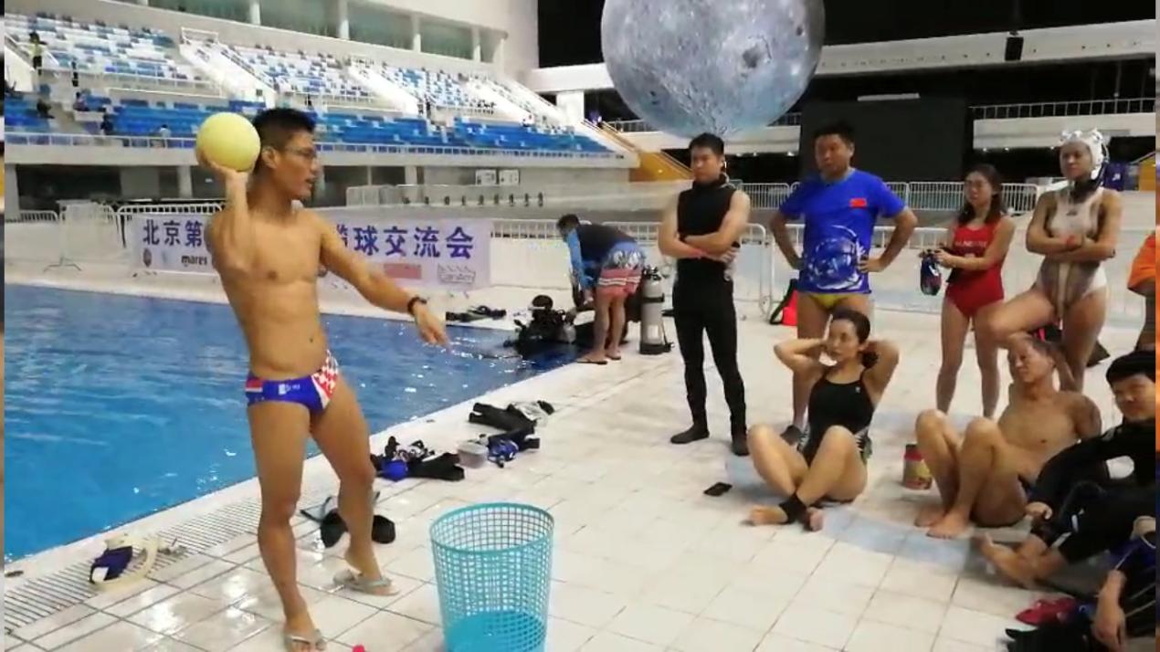 水下橄榄球比赛,女子水下橄榄球