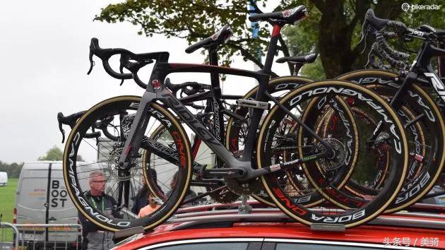 器材盛宴环英国上的车手战车