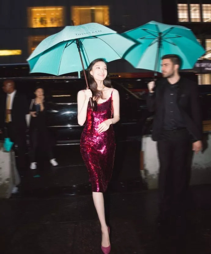倪妮tiffany雨伞照汽车照,倪妮和蒂芙尼蓝