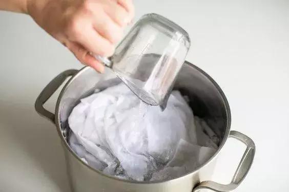 衣服发黄不要怕用它泡一泡,用漂白剂把白色衣服漂黄了怎么办