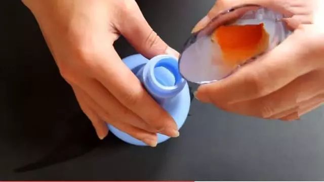 电饭煲又脏又油，别用水擦洗，教你一招土办法，轻松擦干净！