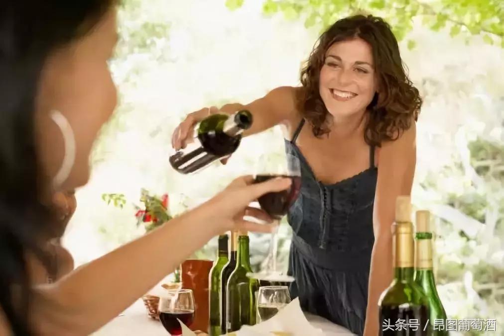 法国没有你想象的那么浪漫，女人不能开瓶也不能倒酒