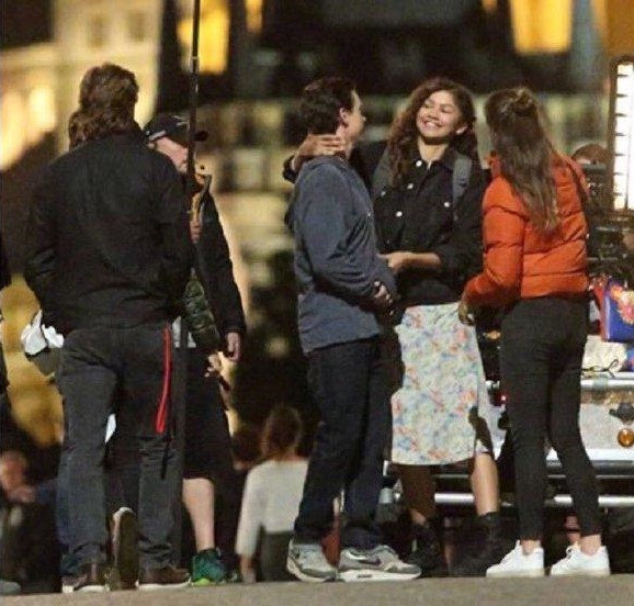 蜘蛛侠要谈恋爱了，荷兰弟与同班女生晚上约会，身高还比人家低