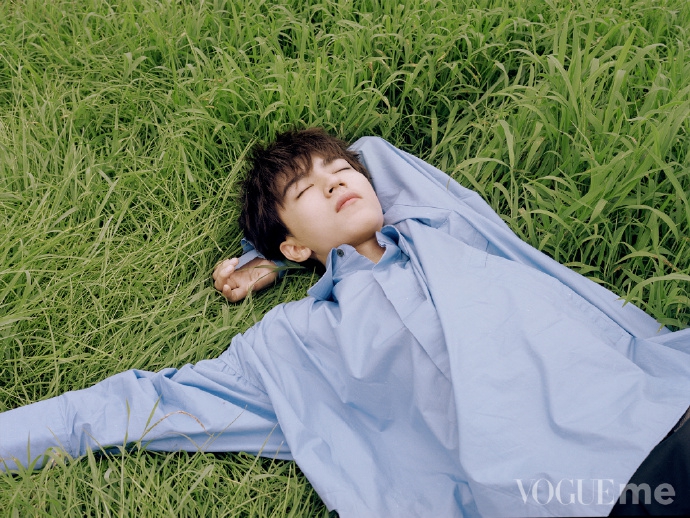 tfboys王俊凯白色衣服图片,tfboys合照王俊凯穿青色衣服