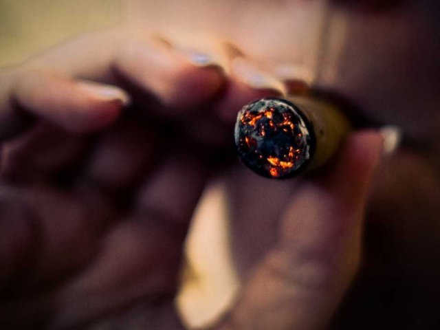 抽雪茄和抽烟哪个危害大,抽雪茄和抽烟一样会上瘾吗